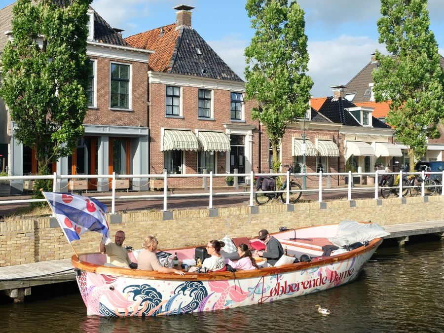 Sloep van De Dobberende Dame in de gracht van Sneek