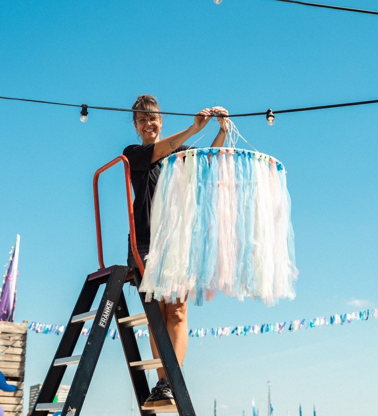 Roos hangt zelfgemaakte decoratie op bij Groovelake Festival