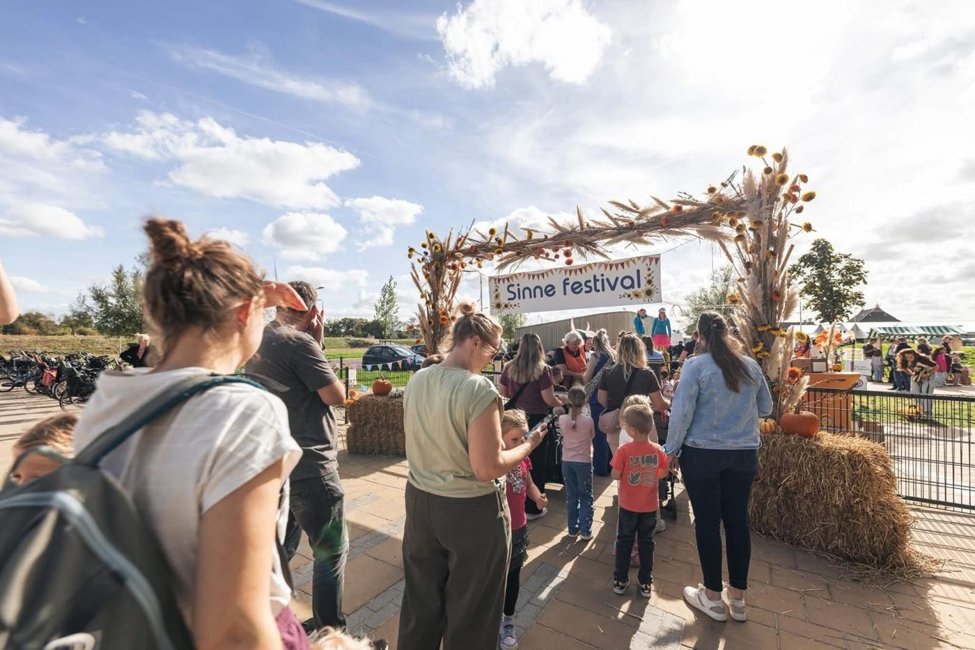 Ingang van het Sinne festival met een boog van droogbloemen en zonnebloemen